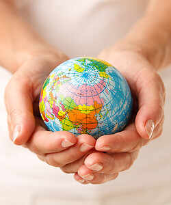 земля в руках человека